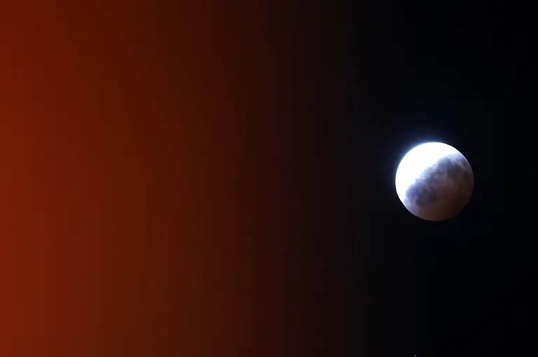 epi_1065815182_REUTERSFOTO_2026-08-28T055818Z 965469376 RC2G7NAM1TX9 RTRMADP 3 LUNAR-ECLIPSE-MEXICO.JPG_Partial lunar eclips